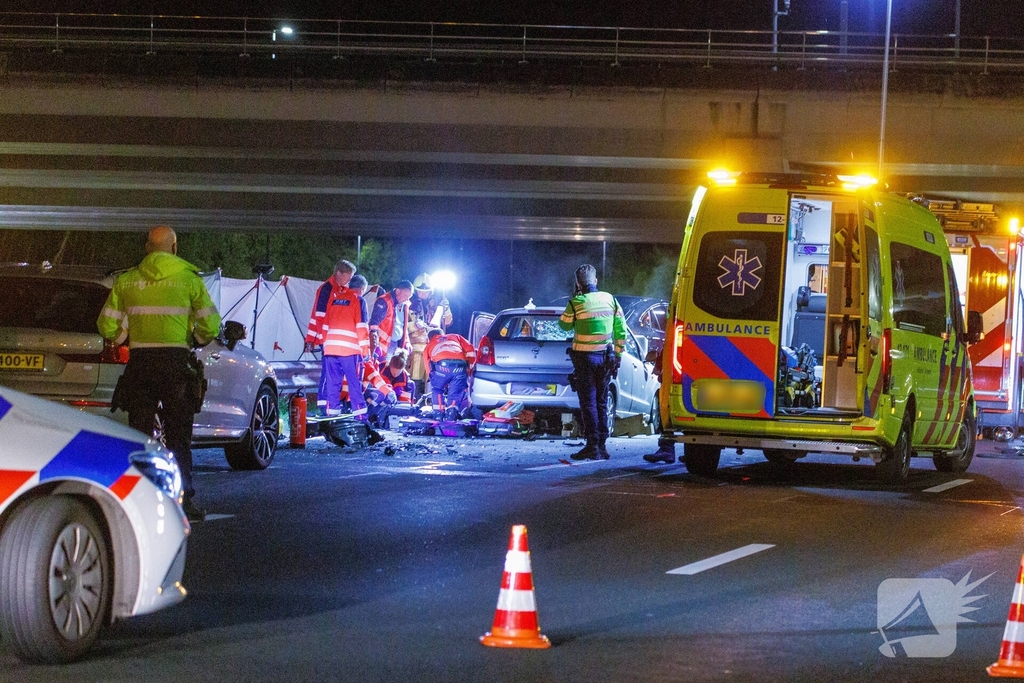 Ernstig ongeval op snelweg met meerdere voertuigen