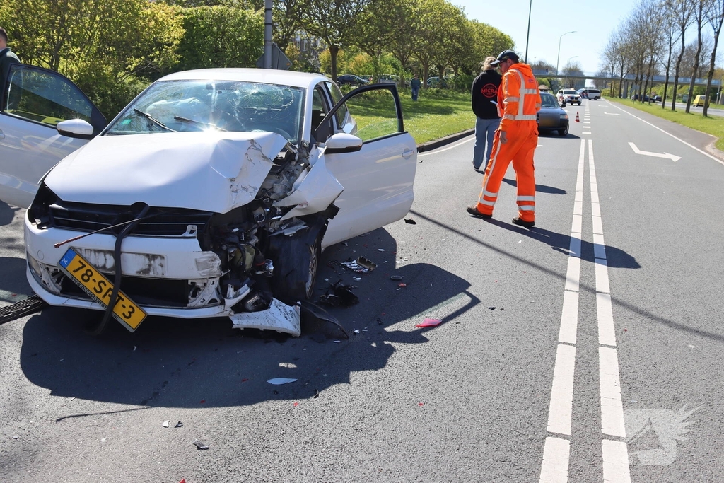 Botsing tussen voertuigen leidt tot schade