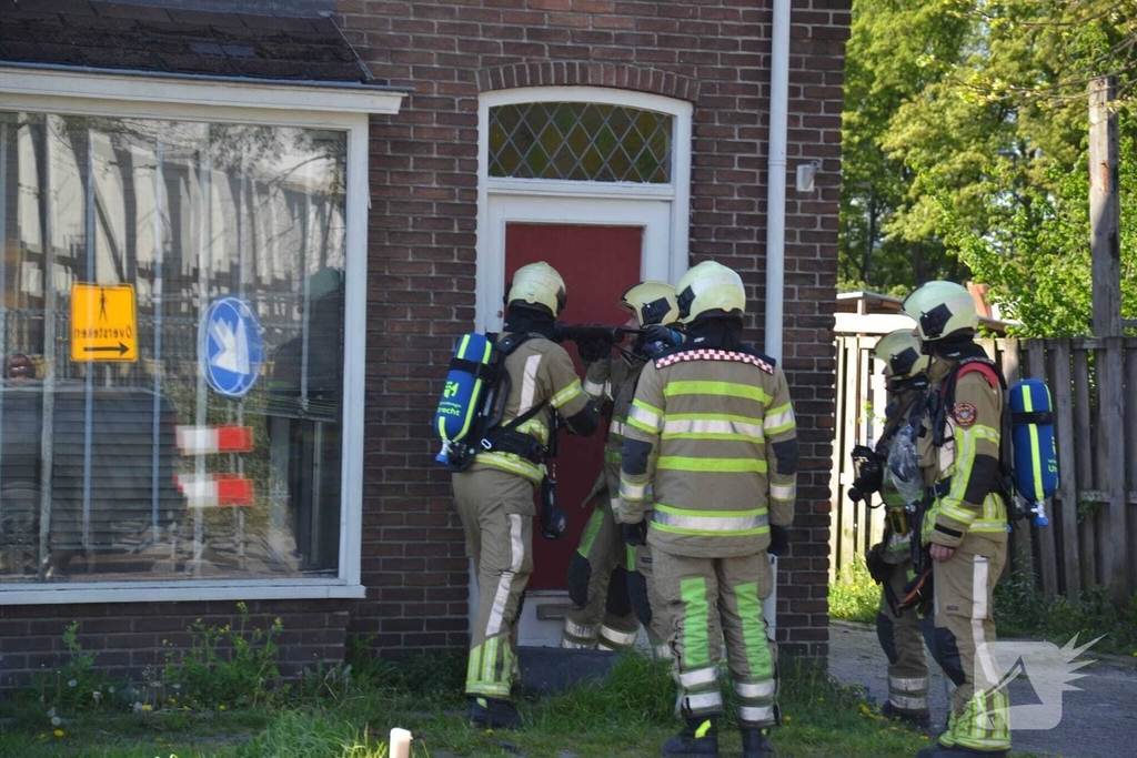 Deur geramd door brandweer bij gasincident