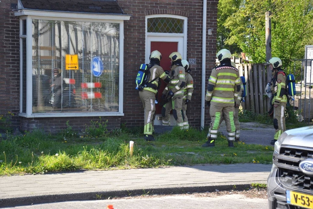 Deur geramd door brandweer bij gasincident