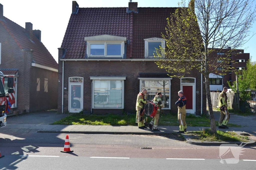 Deur geramd door brandweer bij gasincident