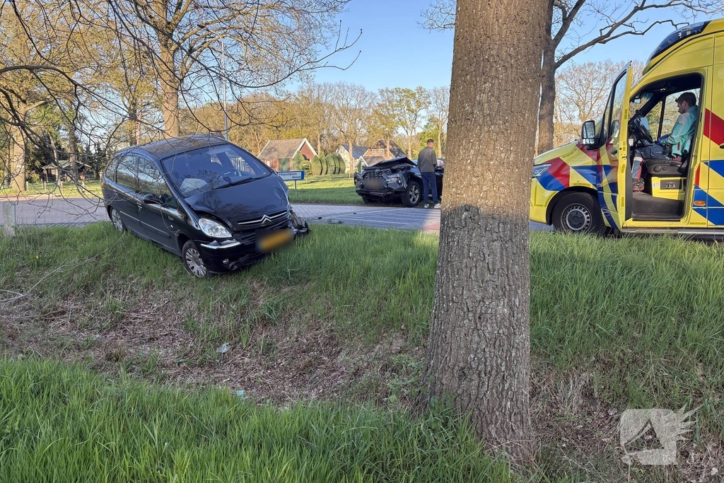 Twee voertuigen in aanrijding op drukke weg