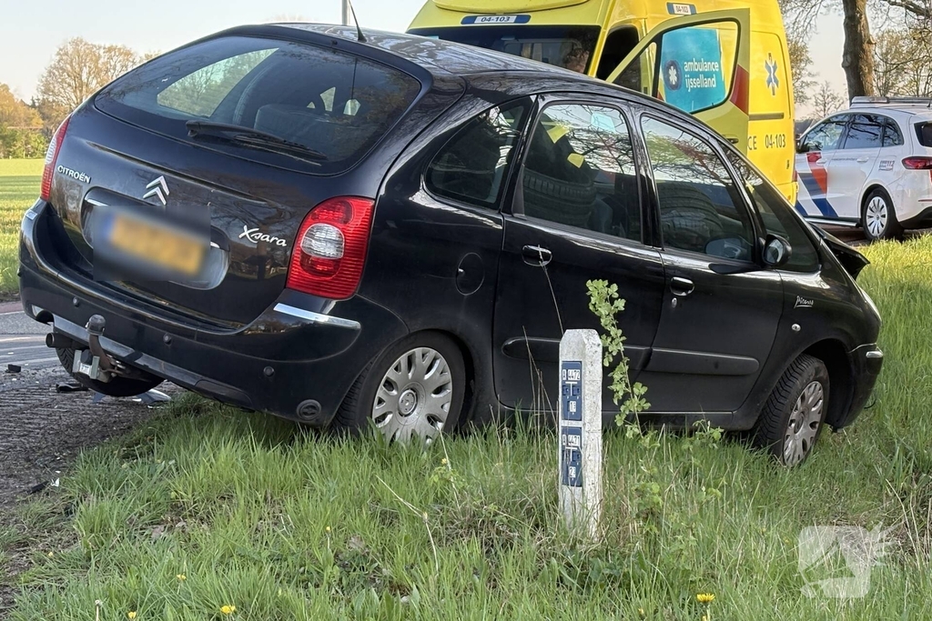Twee voertuigen in aanrijding op drukke weg