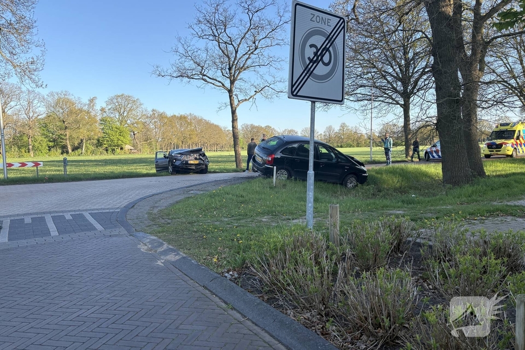 Twee voertuigen in aanrijding op drukke weg