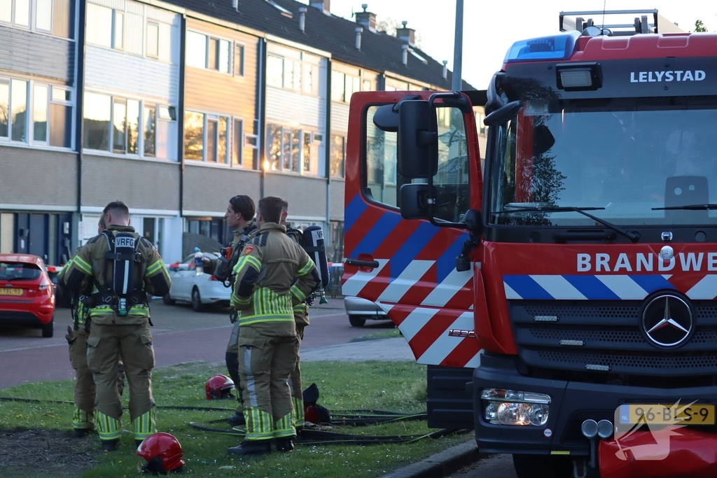 Woningbrand leidt tot rookinhalatie bij bewoners