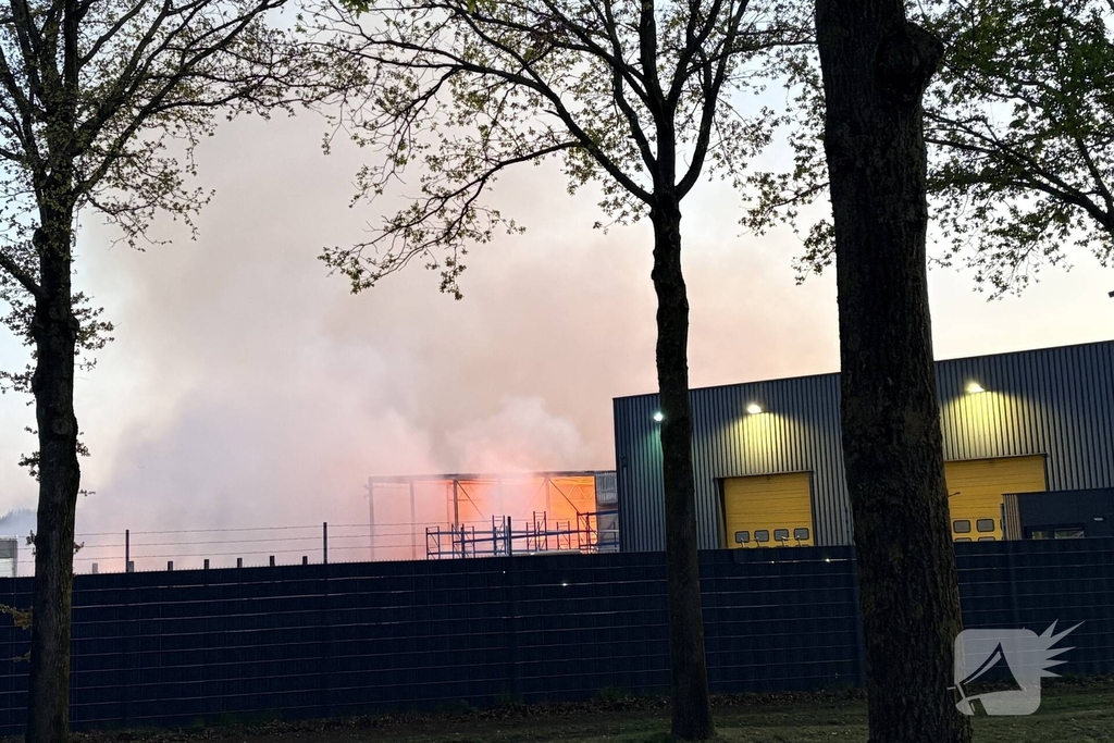 Grote buitenbrand vergt langdurige brandweerinzet