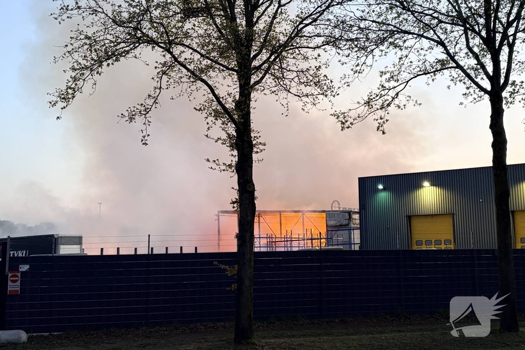 Grote buitenbrand vergt langdurige brandweerinzet