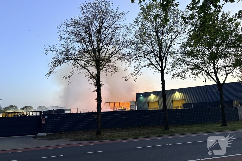 Grote buitenbrand vergt langdurige brandweerinzet