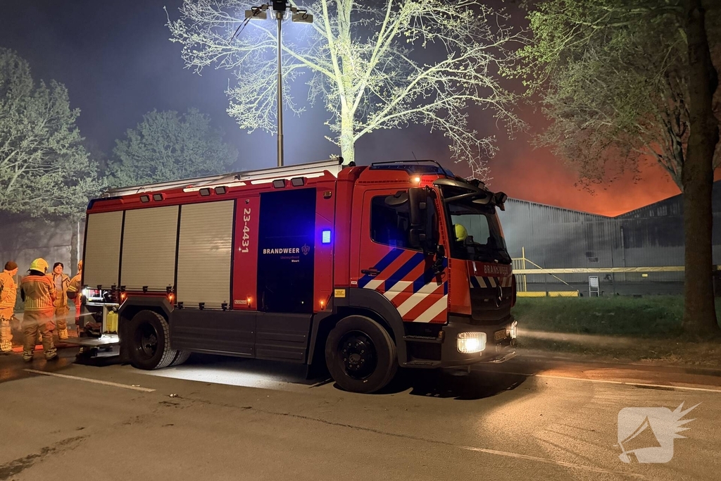 Grote buitenbrand vergt langdurige brandweerinzet