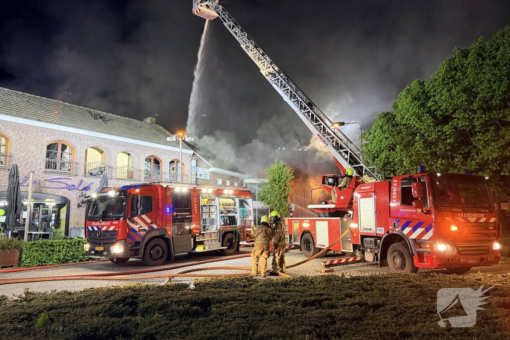 Brand in winkel leidt tot grote brandweerinzet