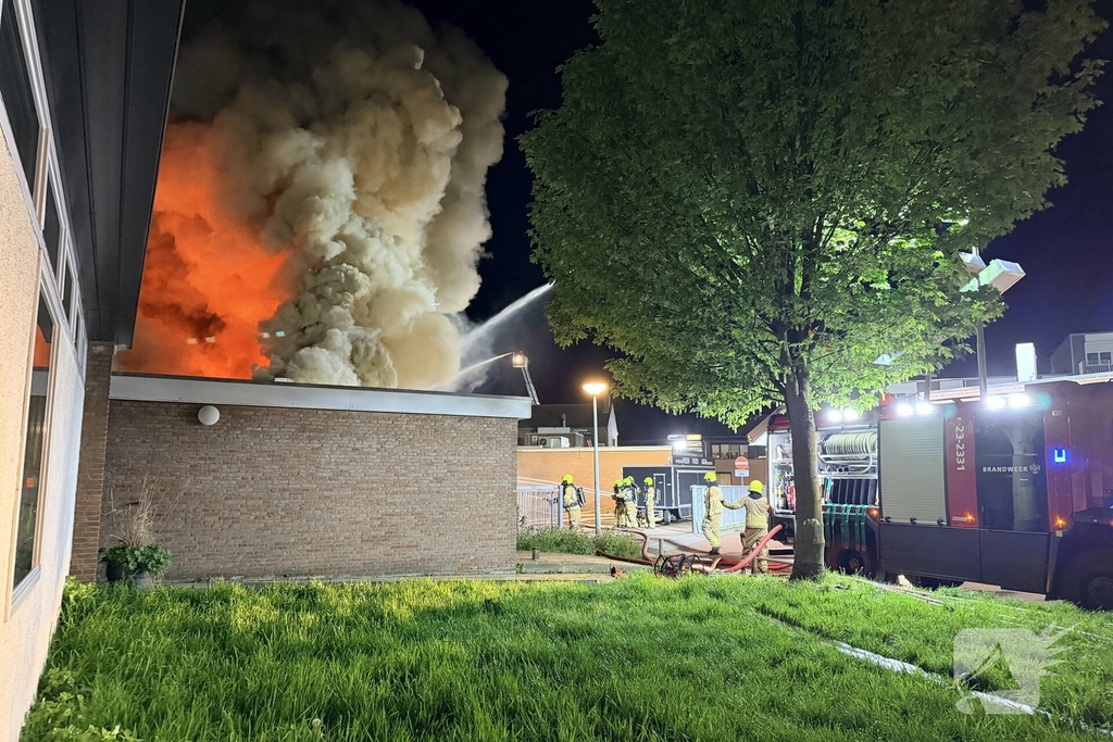 Brand in winkel leidt tot grote brandweerinzet