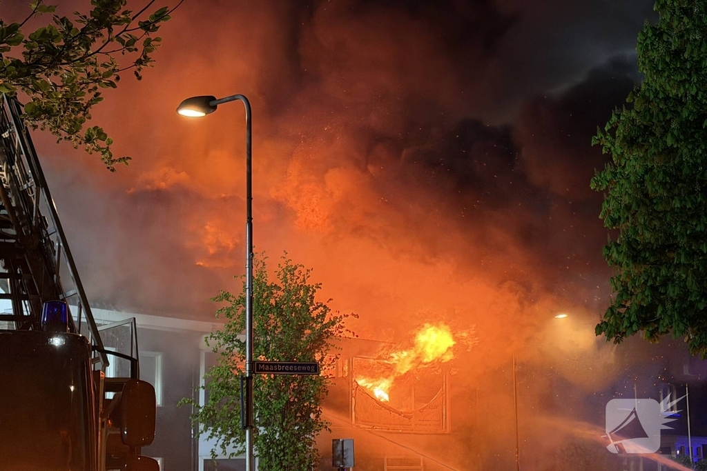 Brand in winkel leidt tot grote brandweerinzet