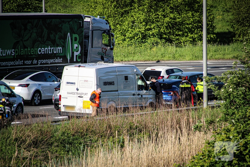 Aanrijding tussen waardetransport en automobilist