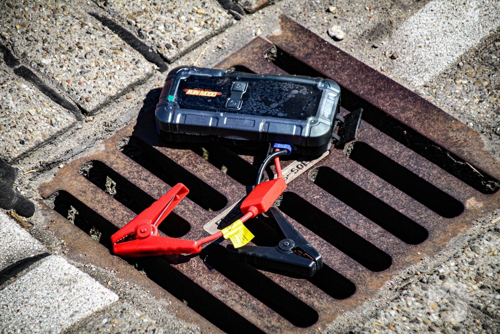 Buitenbrand door oververhitte jump-starter