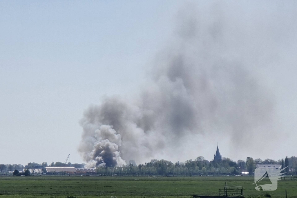 Brand in loods zorgt voor grote rookontwikkeling