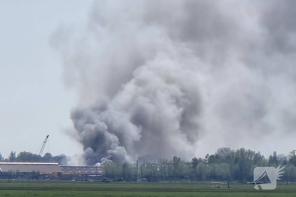 Brand in loods zorgt voor grote rookontwikkeling