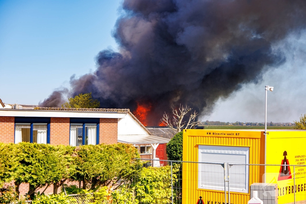 Brand in loods zorgt voor grote rookontwikkeling