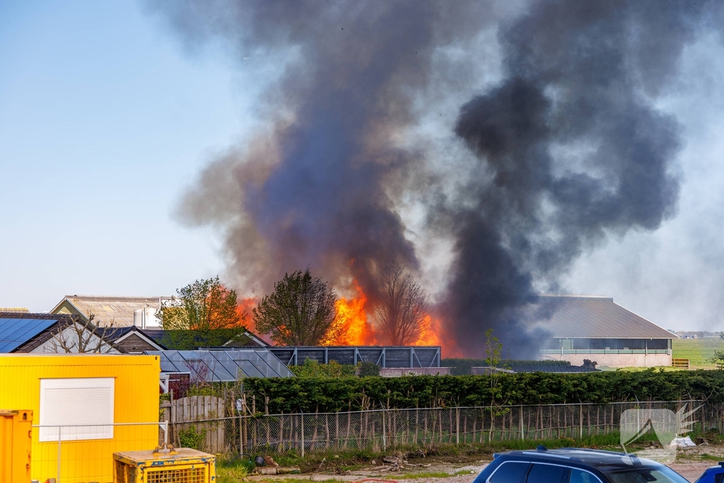 Brand in loods zorgt voor grote rookontwikkeling