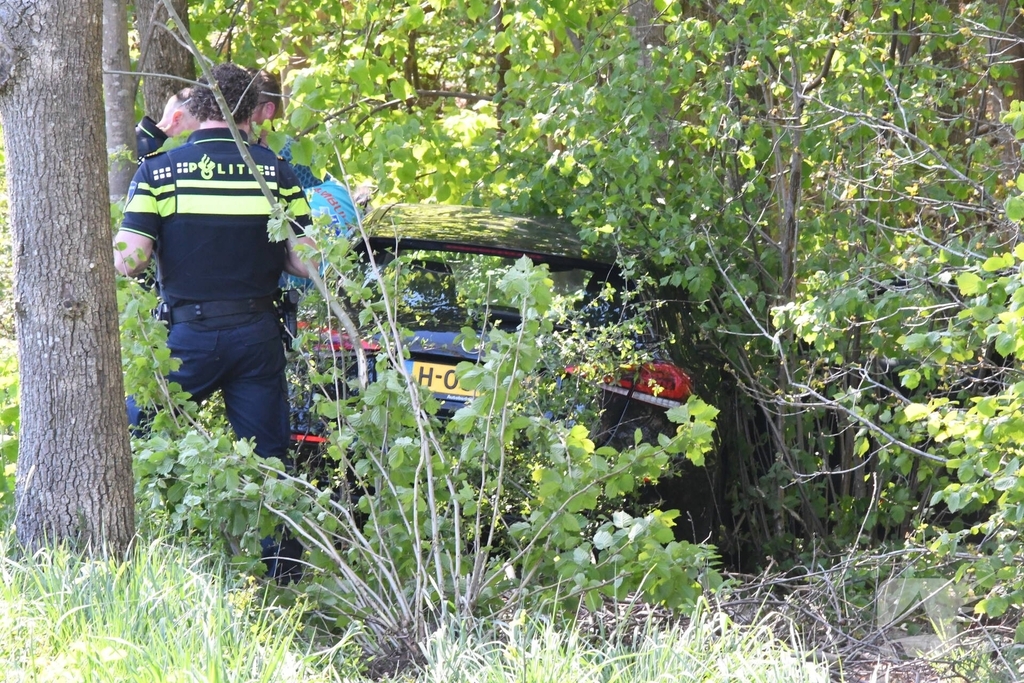 Bestuurster rakelings langs bomen bij ongeval