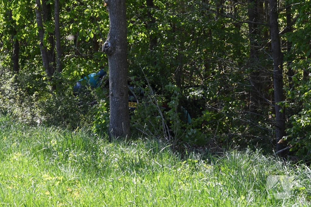 Bestuurster rakelings langs bomen bij ongeval