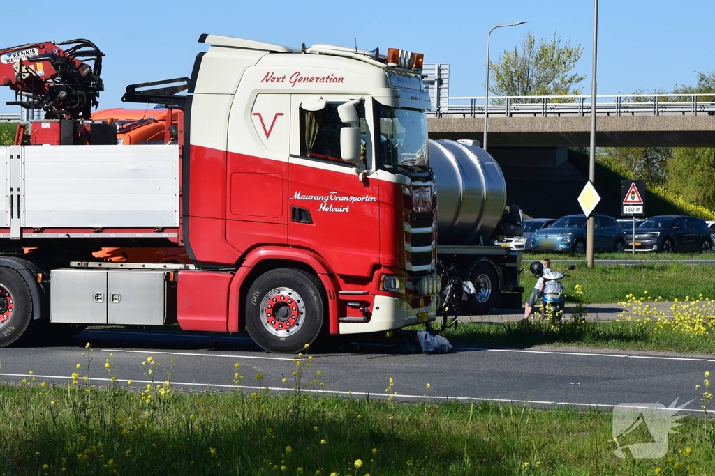 Fietser aangereden door vrachtauto