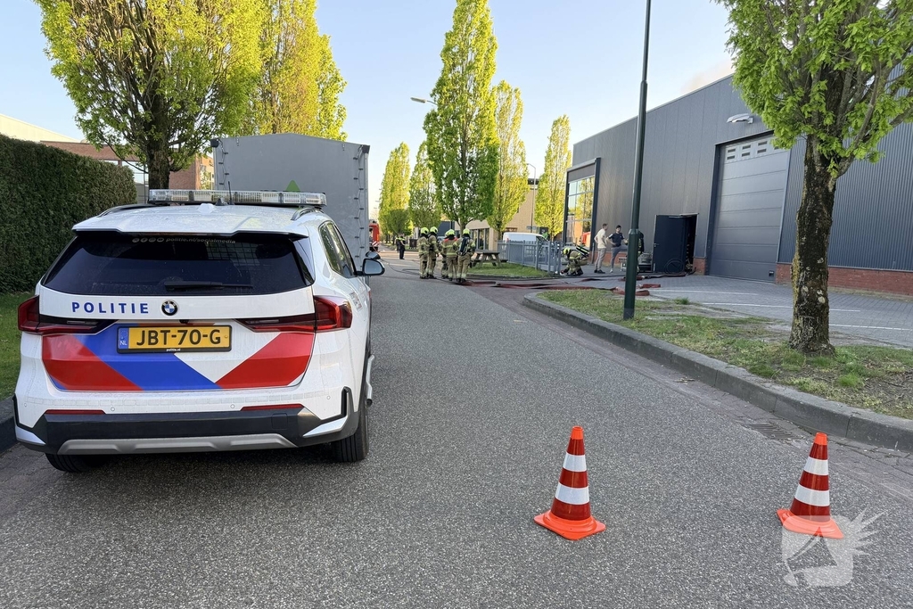 Brand op dak van bedrijf