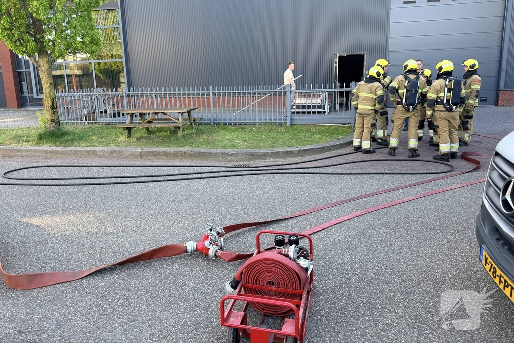 Brand op dak van bedrijf