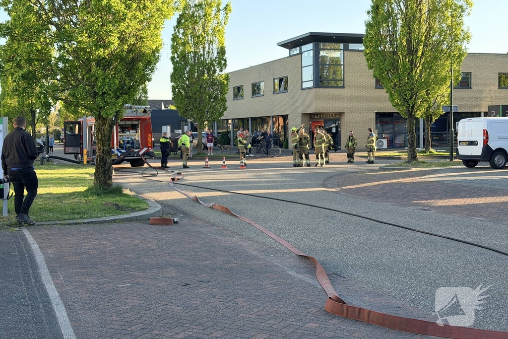 Brand op dak van bedrijf