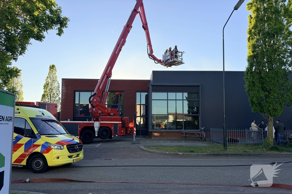 Brand op dak van bedrijf