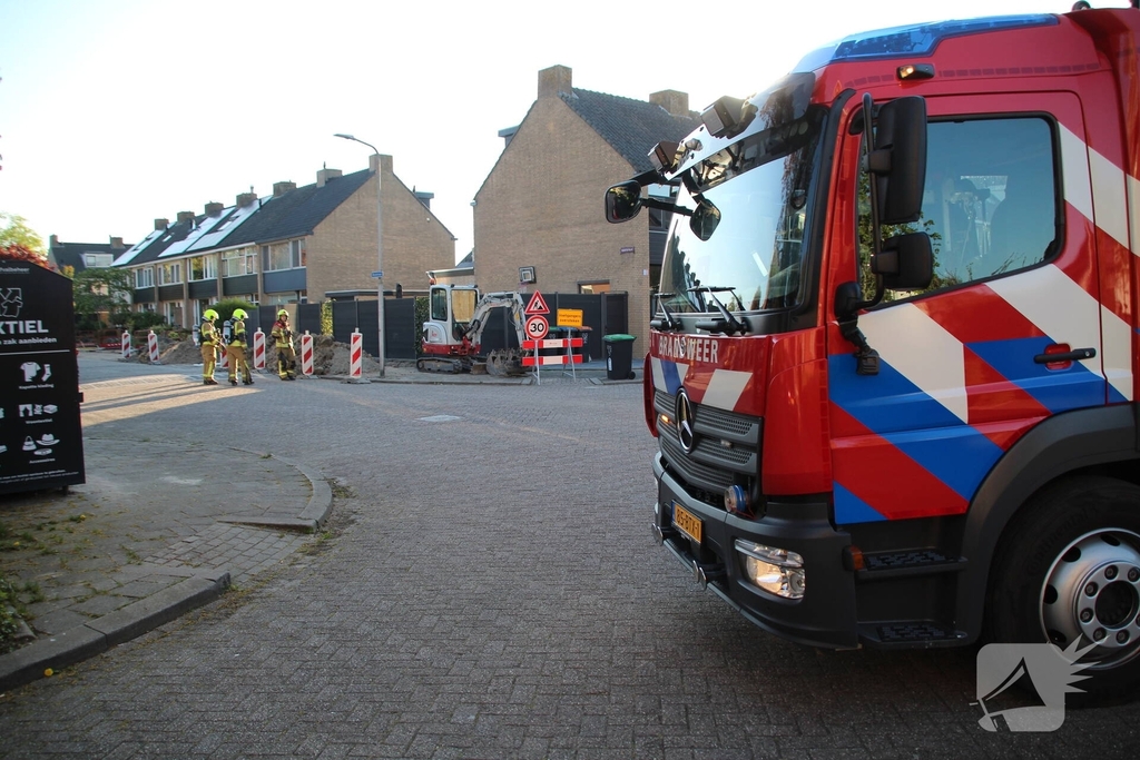 Gaslekkage in opengebroken straat, brandweer verricht metingen
