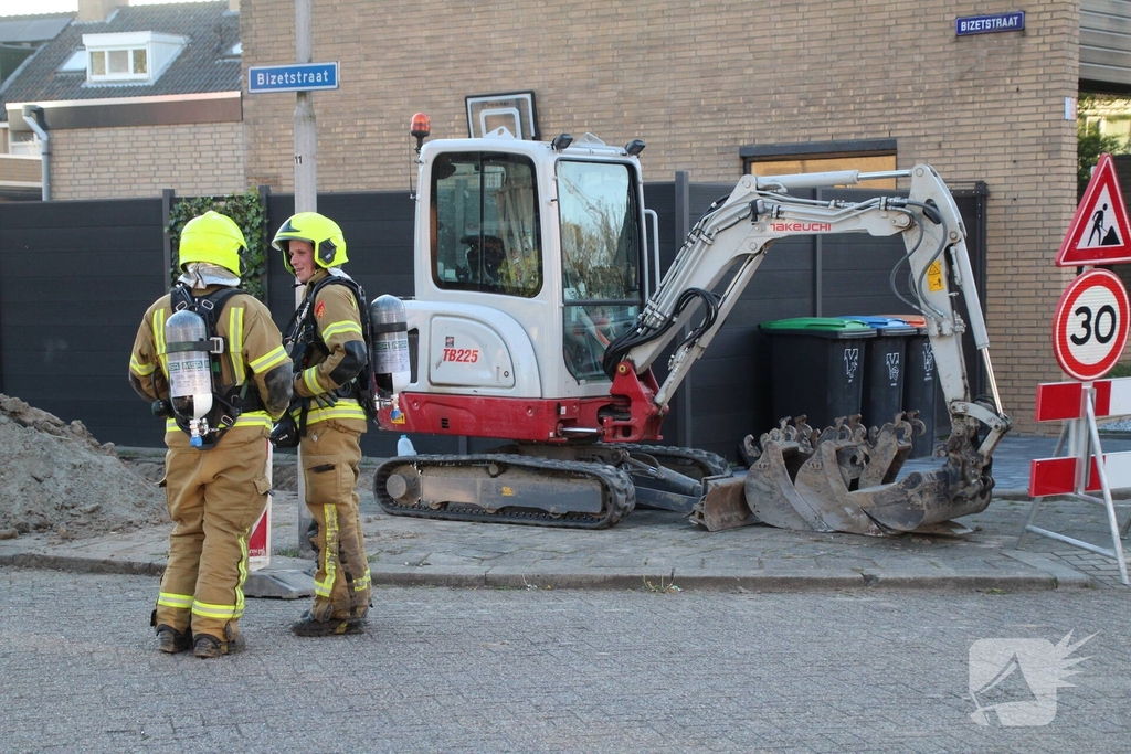 Gaslekkage in opengebroken straat, brandweer verricht metingen