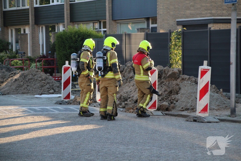 Gaslekkage in opengebroken straat, brandweer verricht metingen