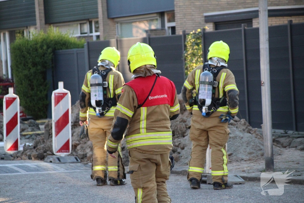 Gaslekkage in opengebroken straat, brandweer verricht metingen
