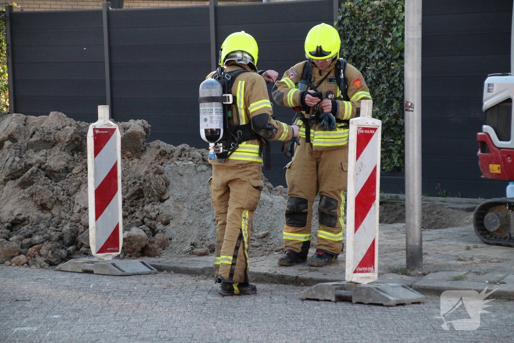 Gaslekkage in opengebroken straat, brandweer verricht metingen