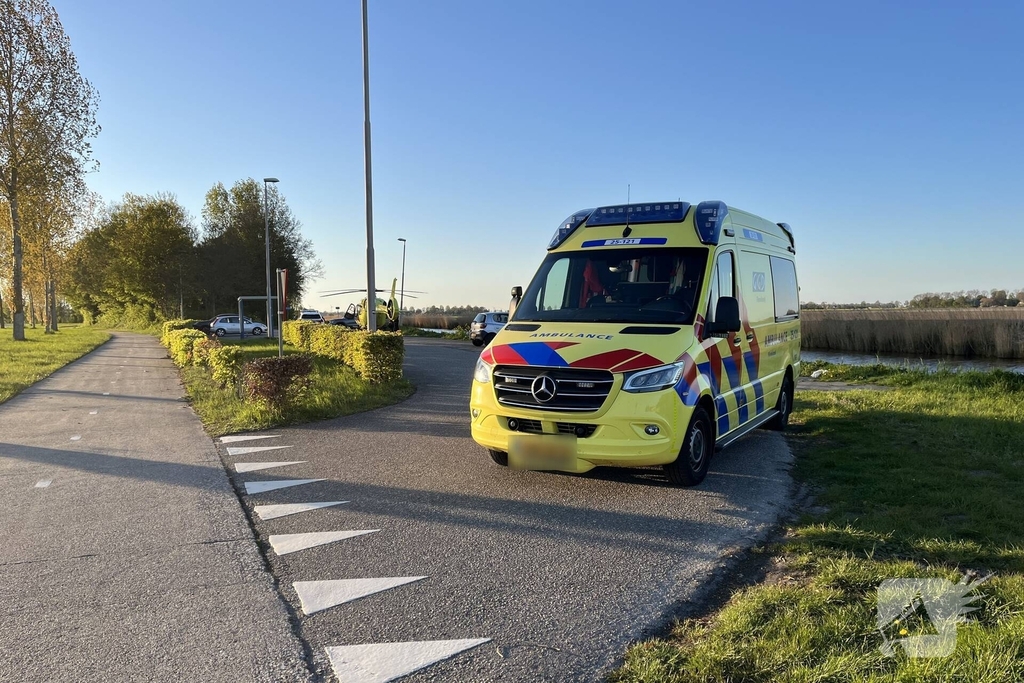 Traumahelikopter landt voor medische bijstand