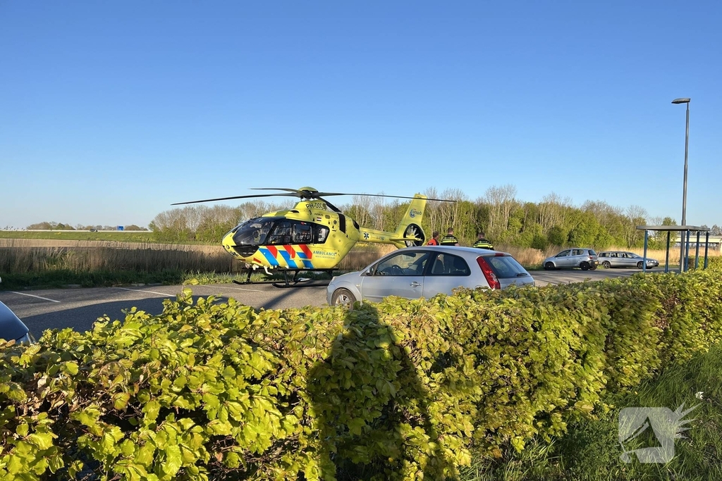 Traumahelikopter landt voor medische bijstand