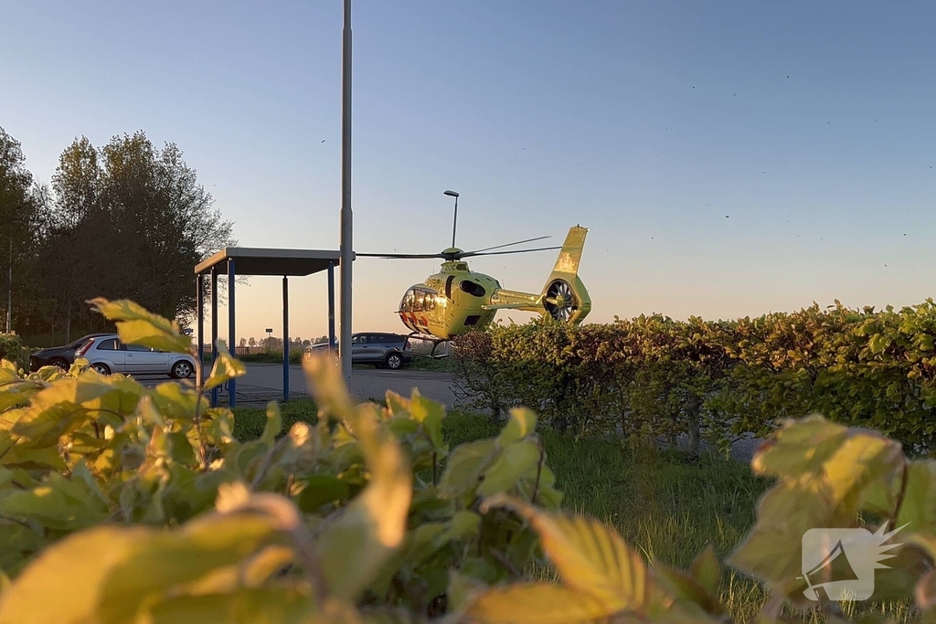 Traumahelikopter landt voor medische bijstand
