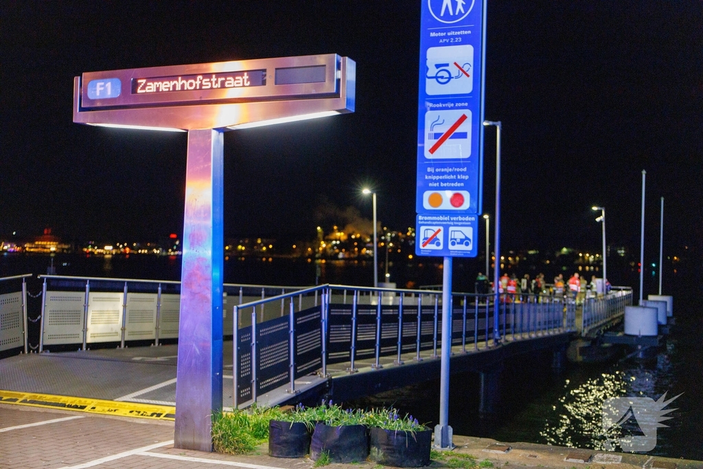 Zoektocht naar persoon te water in Amsterdam