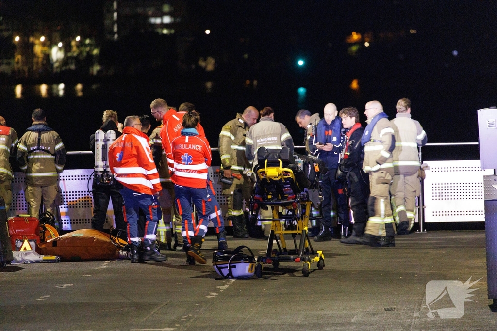 Zoektocht naar persoon te water in Amsterdam