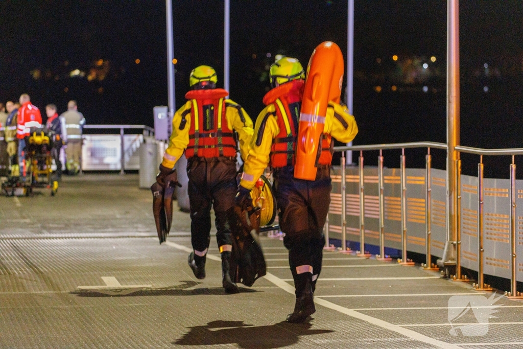 Zoektocht naar persoon te water in Amsterdam
