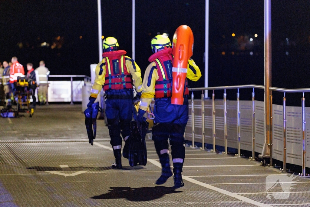 Zoektocht naar persoon te water in Amsterdam