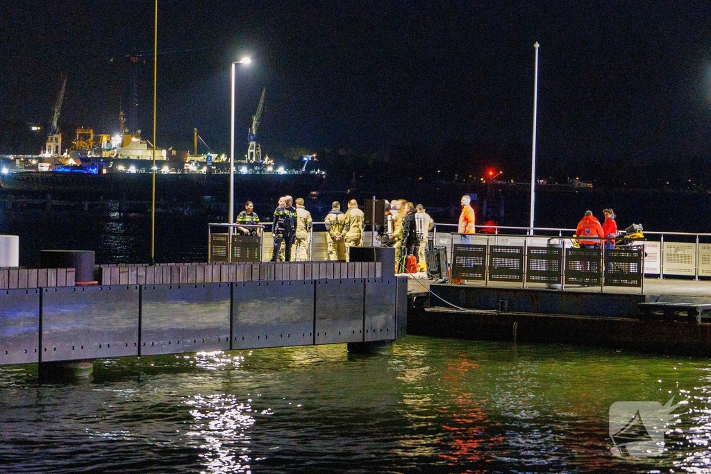 Zoektocht naar persoon te water in Amsterdam