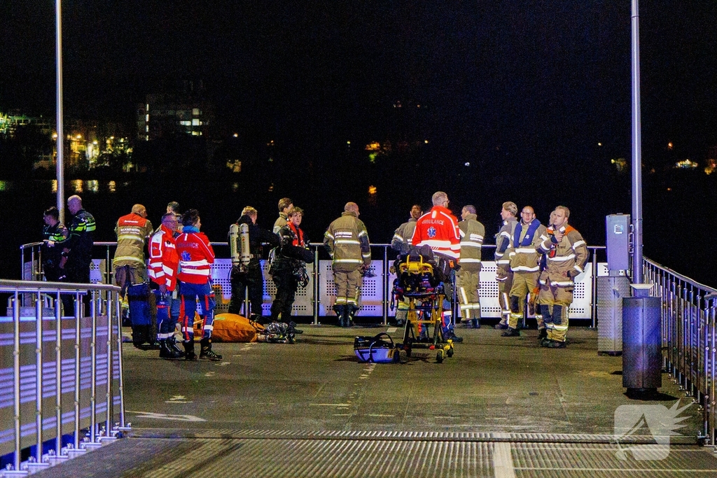 Zoektocht naar persoon te water in Amsterdam