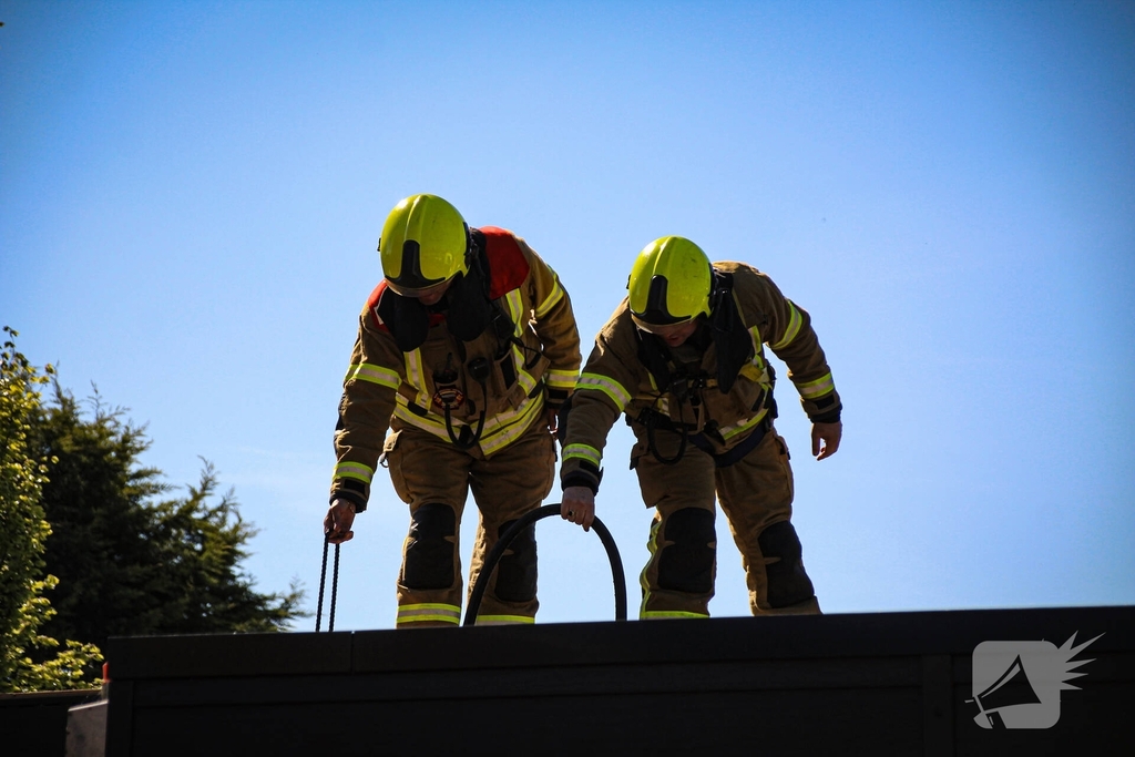 Dakbrand tijdens werkzaamheden snel onder controle