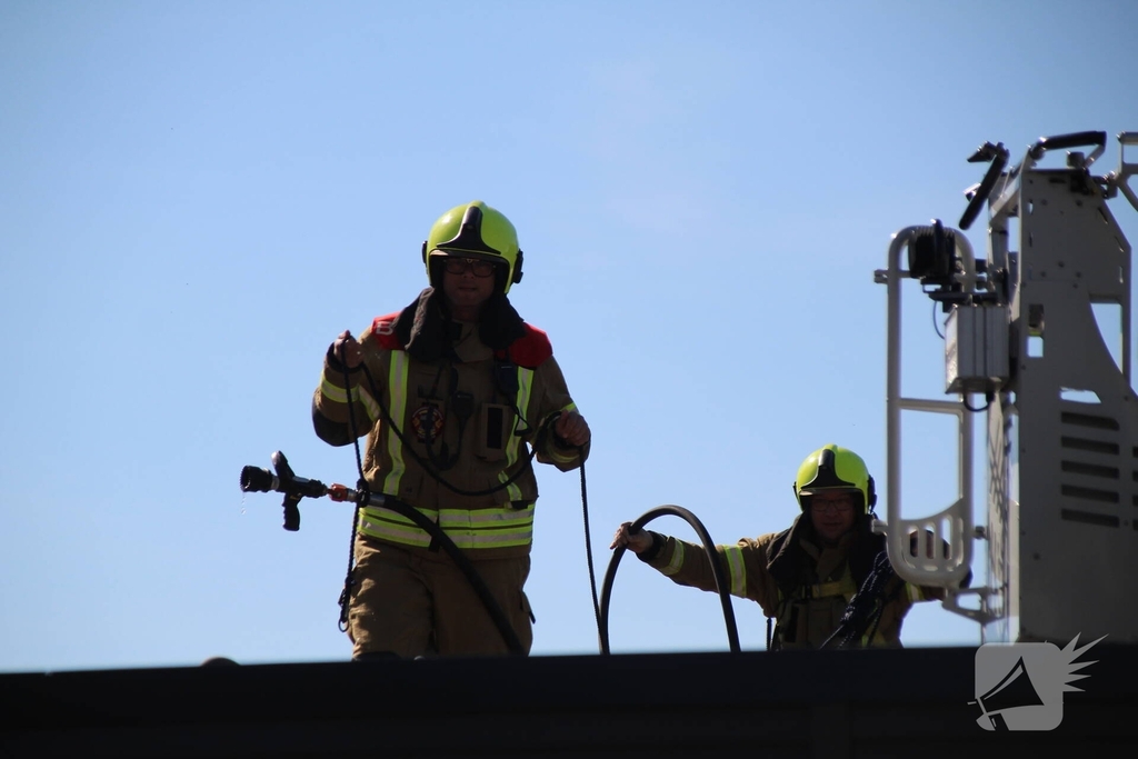 Dakbrand tijdens werkzaamheden snel onder controle