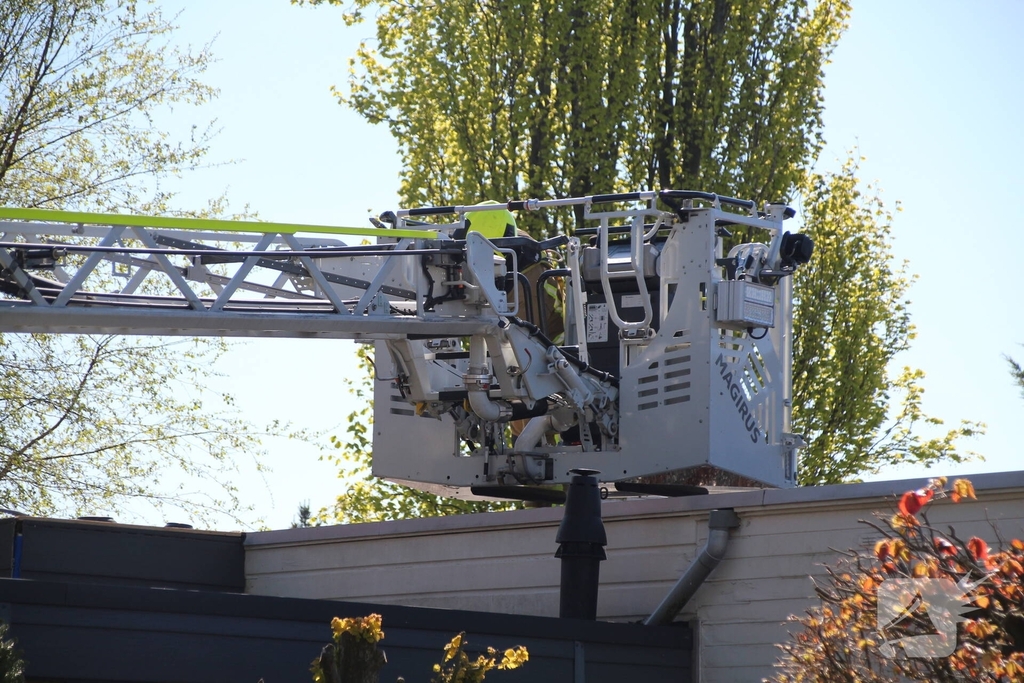 Dakbrand tijdens werkzaamheden snel onder controle
