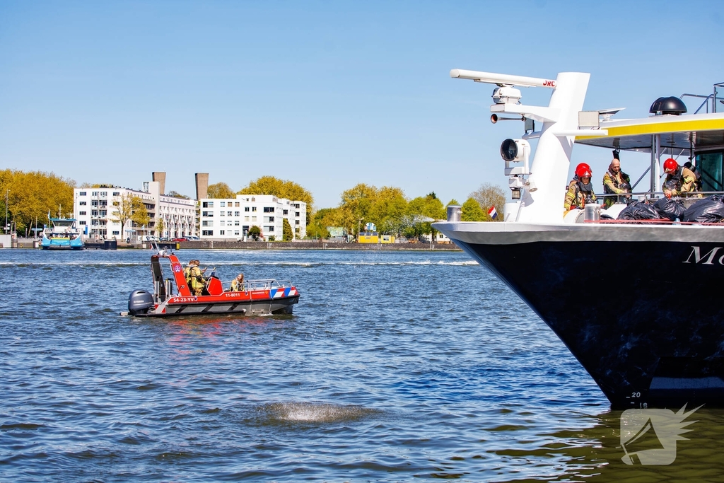 Brand op cruiseboot leidt tot grote hulpverlening