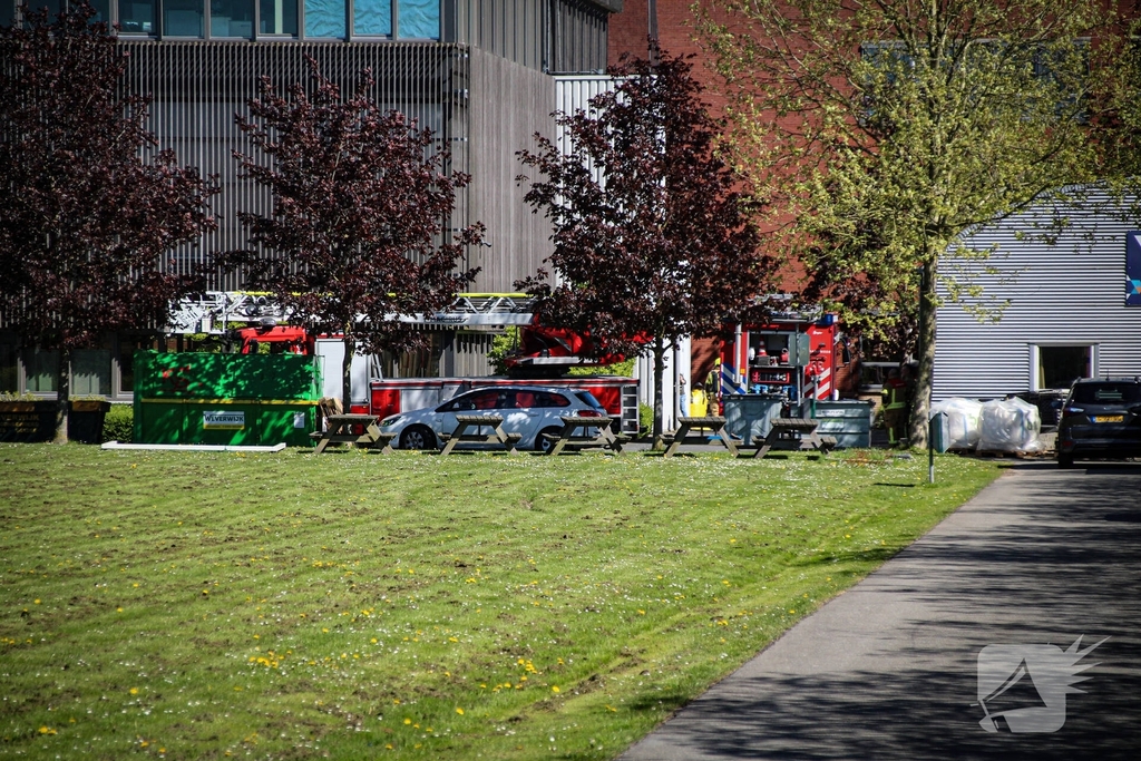 Brandweer reageert op industriebrand bij school