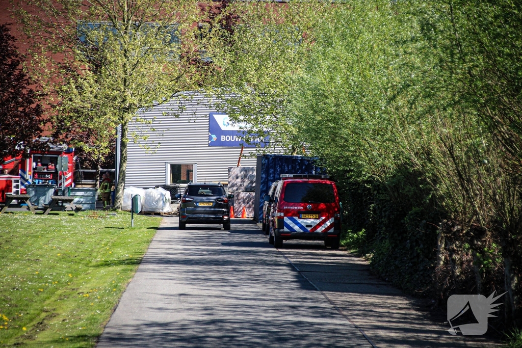 Brandweer reageert op industriebrand bij school