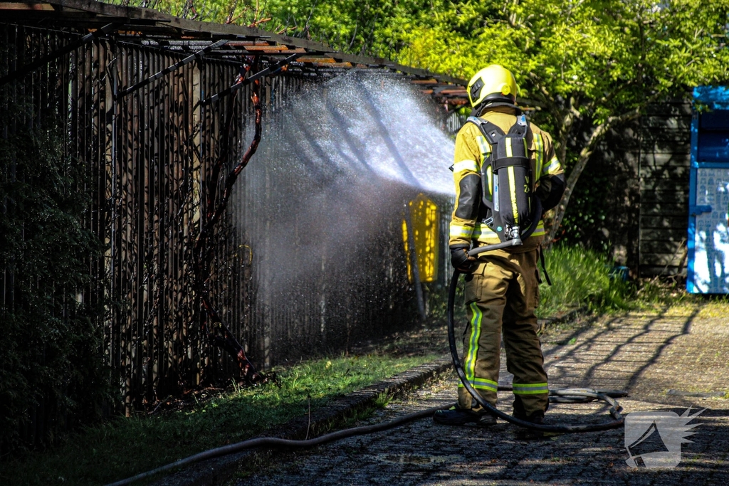 Brand in coniferenheg zorgt voor flinke rookontwikkeling